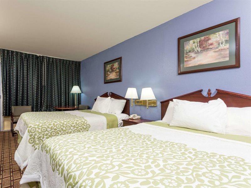 Days Inn By Wyndham Диксън Екстериор снимка
