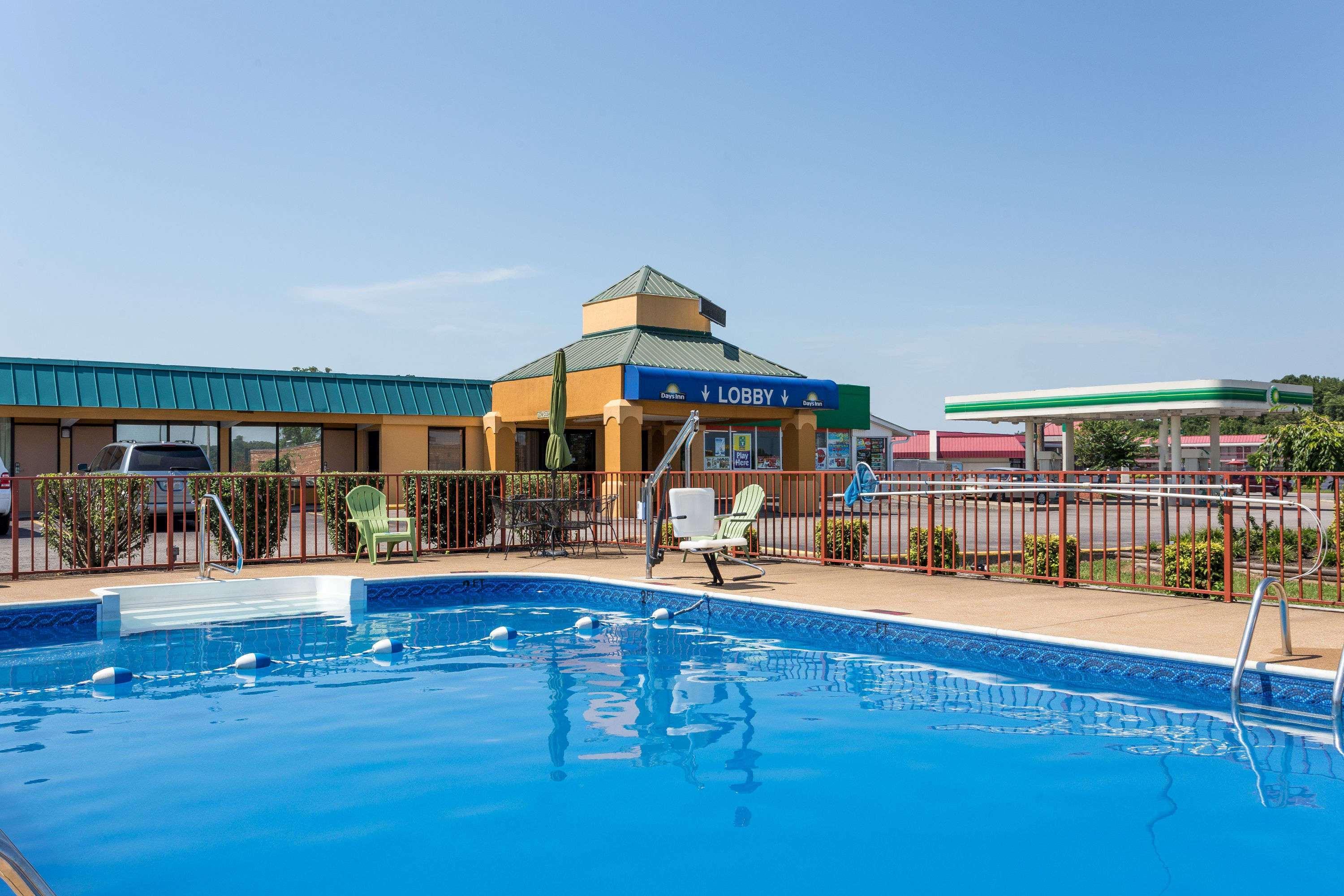 Days Inn By Wyndham Диксън Екстериор снимка