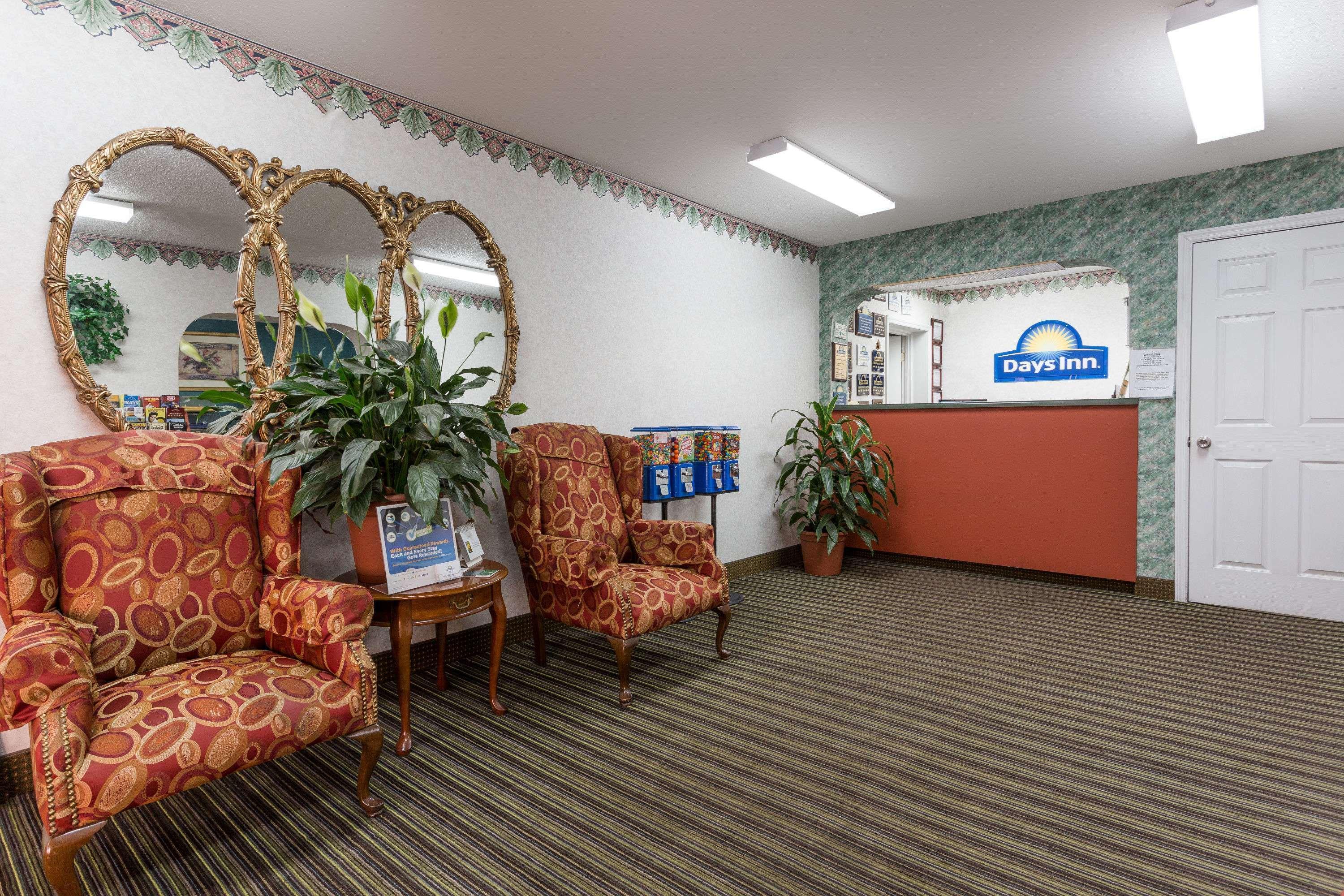 Days Inn By Wyndham Диксън Екстериор снимка