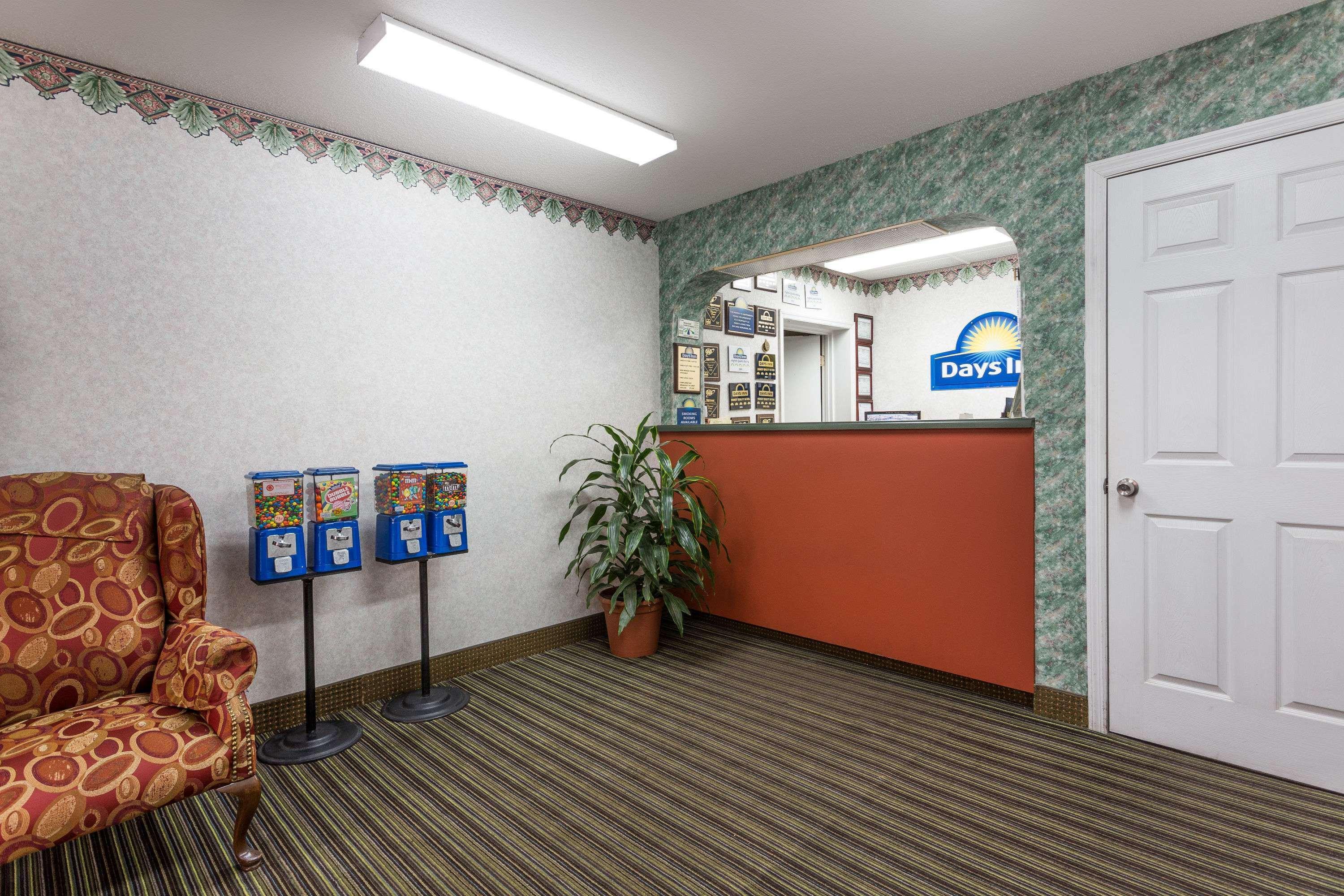 Days Inn By Wyndham Диксън Екстериор снимка
